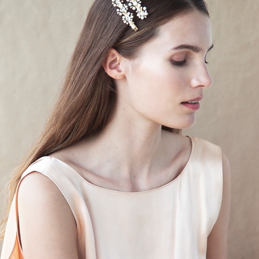 Crystal and Pearl Flower Hair Clip - Picture 3 of 3